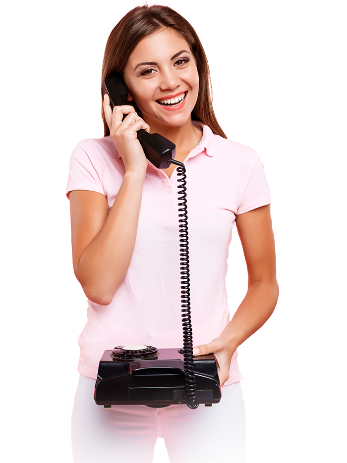 Chica usando terminal telefónico IP sonriendo