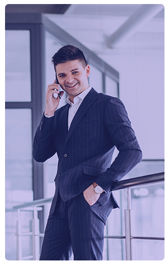 Hombre de negocios haciendo una llamada telefónica