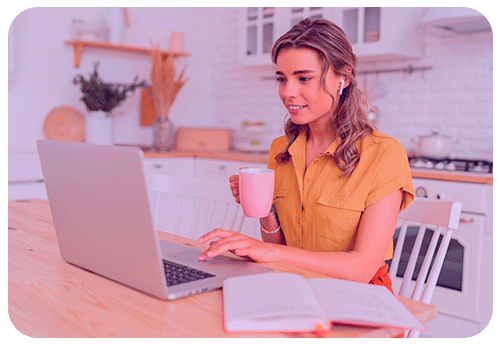 Mujer feliz trabajando en casa