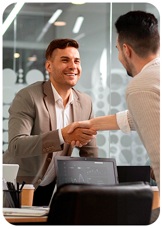 Apretón de manos feliz con un cliente